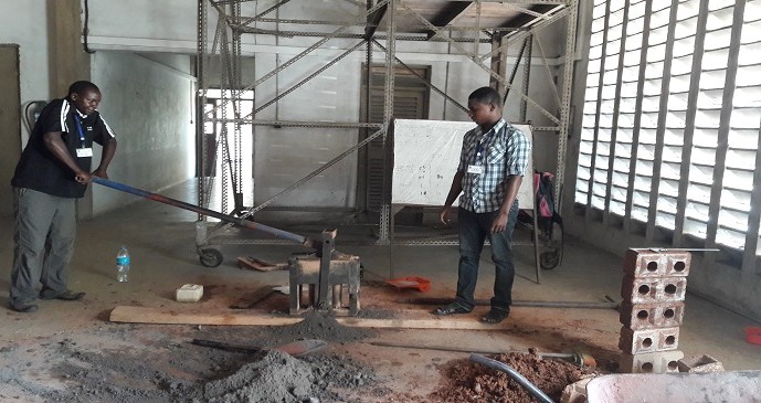 Wananchi wakiwa katika mafunzo ya ufyatuaji wa matofali ya kufungamana katika ofisi za NHBRA